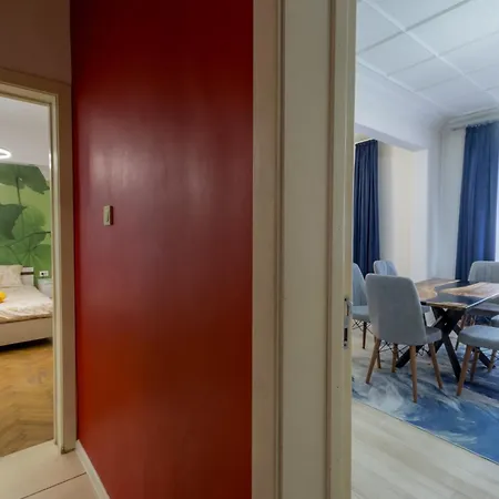 7 Seconds Away From The Main Street, Free Parking Apartament