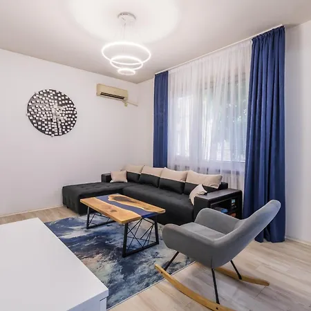 7 Seconds Away From The Main Street, Free Parking *