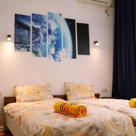 7 Seconds Away From The Main Street, Free Parking *