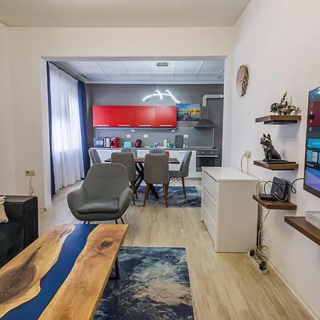7 Seconds Away From The Main Street, Free Parking Apartment