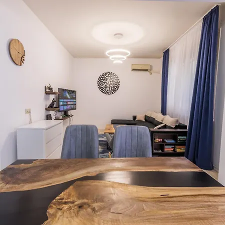 Apartment 7 Seconds Away From The Main Street, Free Parking