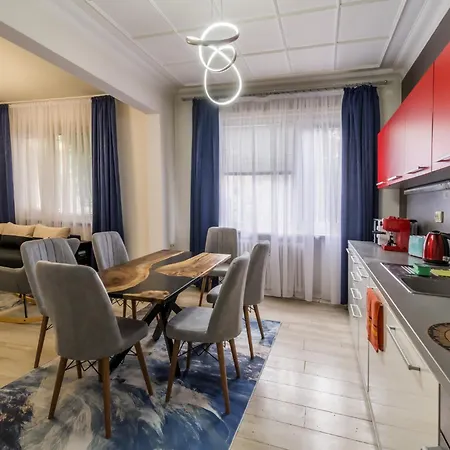 7 Seconds Away From The Main Street, Free Parking *