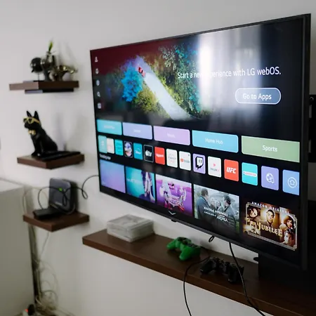 7 Seconds Away From The Main Street, Free Parking Appartamento