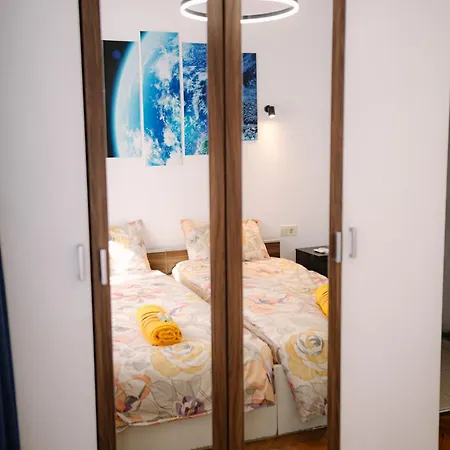Апартамент 7 Seconds Away From The Main Street, Free Parking