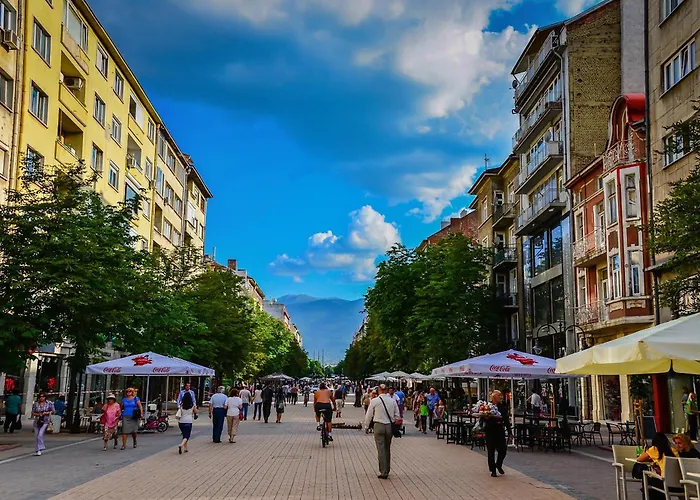 7 Seconds Away From The Main Street, Free Parking *